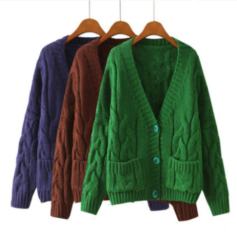 Women's Chunky Knit Cardigan with Decorative Pockets and Button Embellishment
