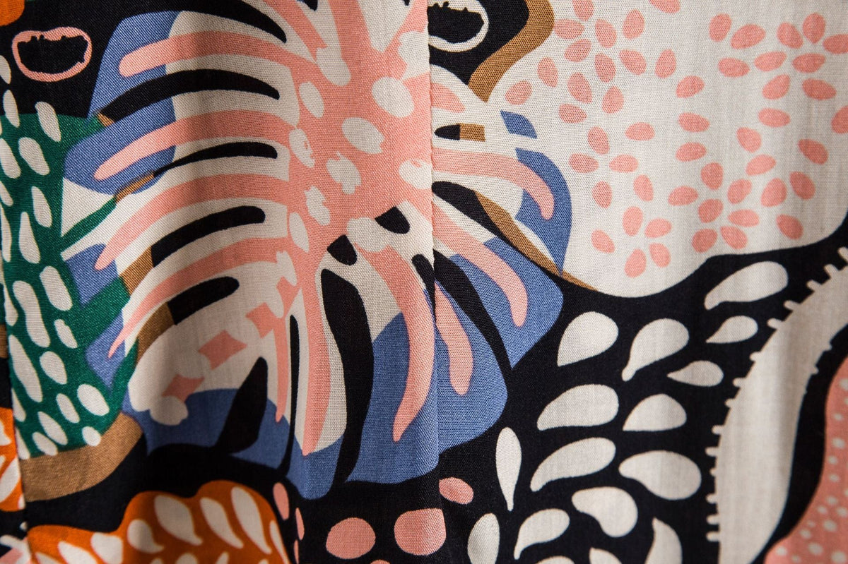 Women's Short-Sleeve Shirt with Vibrant Botanical Print and Comfortable Fit