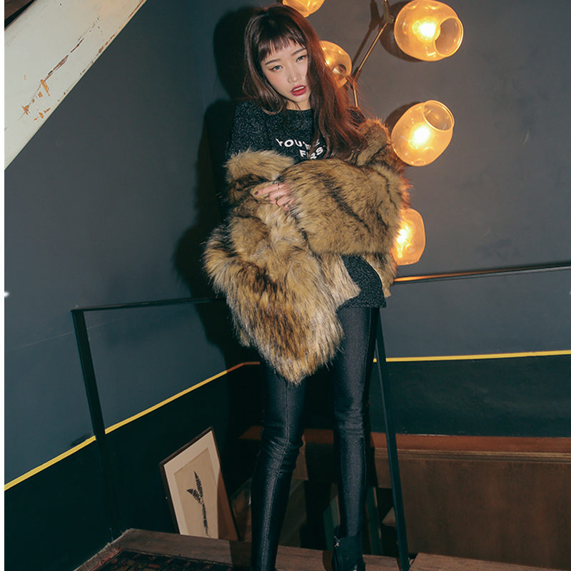 Women's Glamorous Faux Fur Cropped Coat with Voluminous Sleeves
