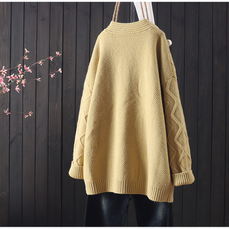Women's Chunky Knit Jacket with Unique Cable Pattern and Practical Pockets