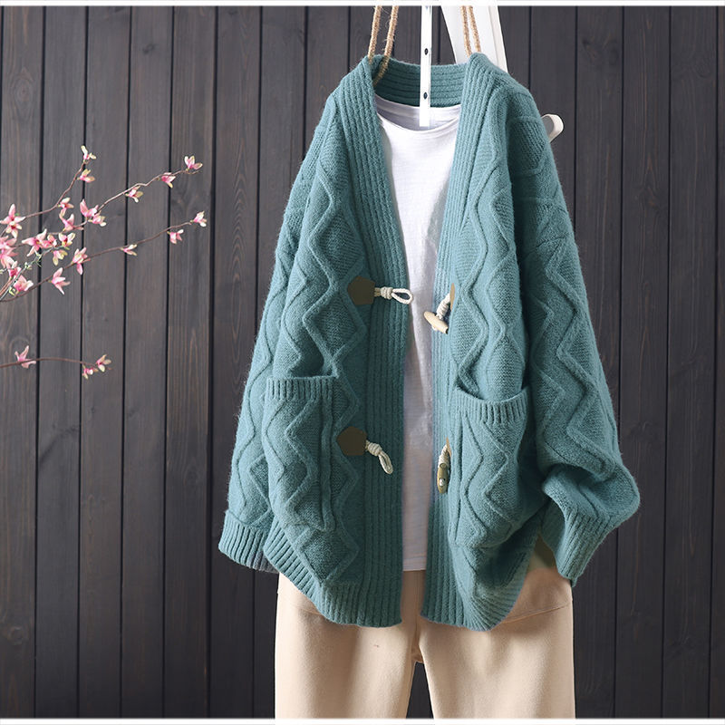 Women's Chunky Knit Jacket with Unique Cable Pattern and Practical Pockets
