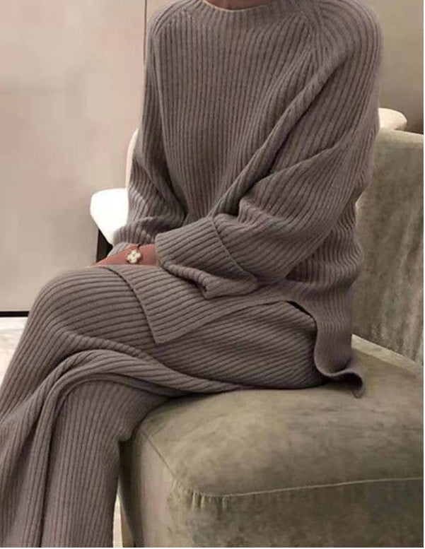 Women's Cozy Knit Suit in Modern Ribbed Design