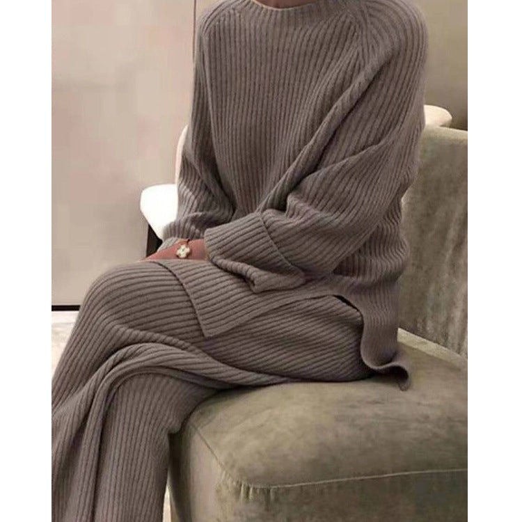 Women's Cozy Knit Suit in Modern Ribbed Design