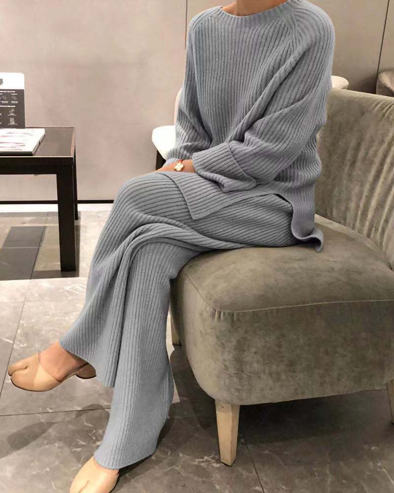 Women's Cozy Knit Suit in Modern Ribbed Design