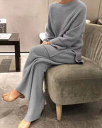 Women's Cozy Knit Suit in Modern Ribbed Design