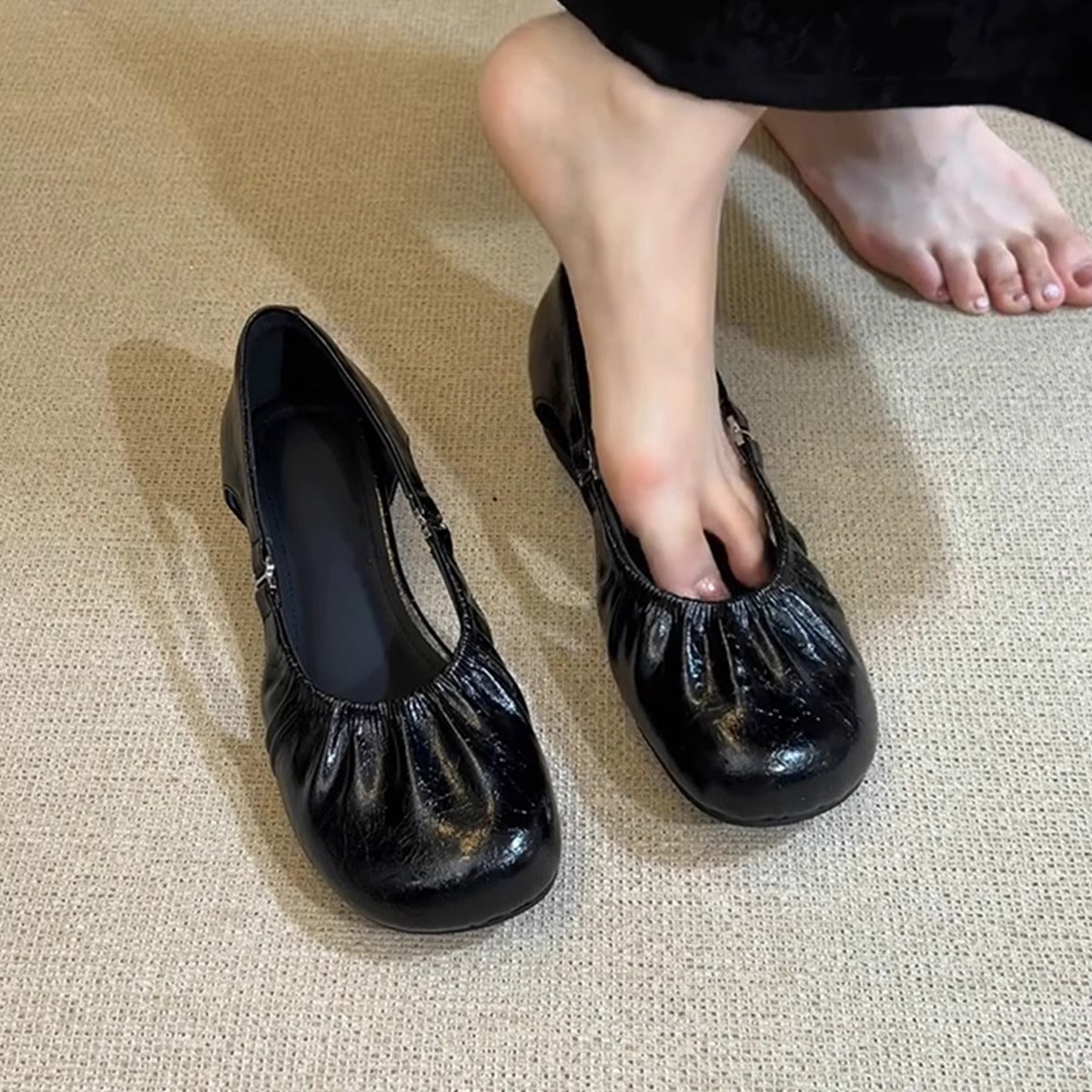 Women's Ballet Flats with Elastic Pleated Design and Adjustable Strap