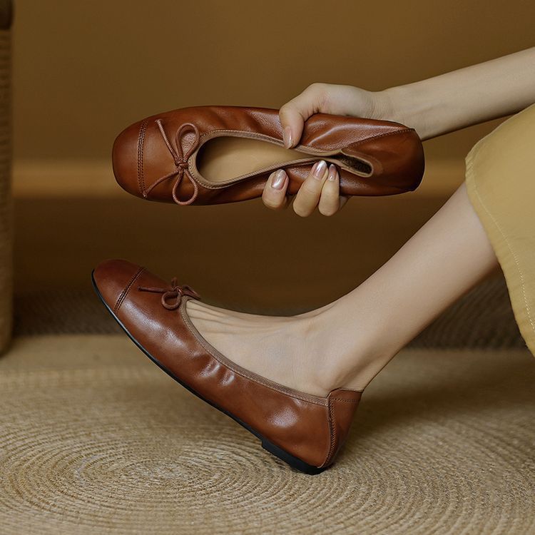 Women's Ballet Flats with Elegant Bow Accent in High-Quality Leather