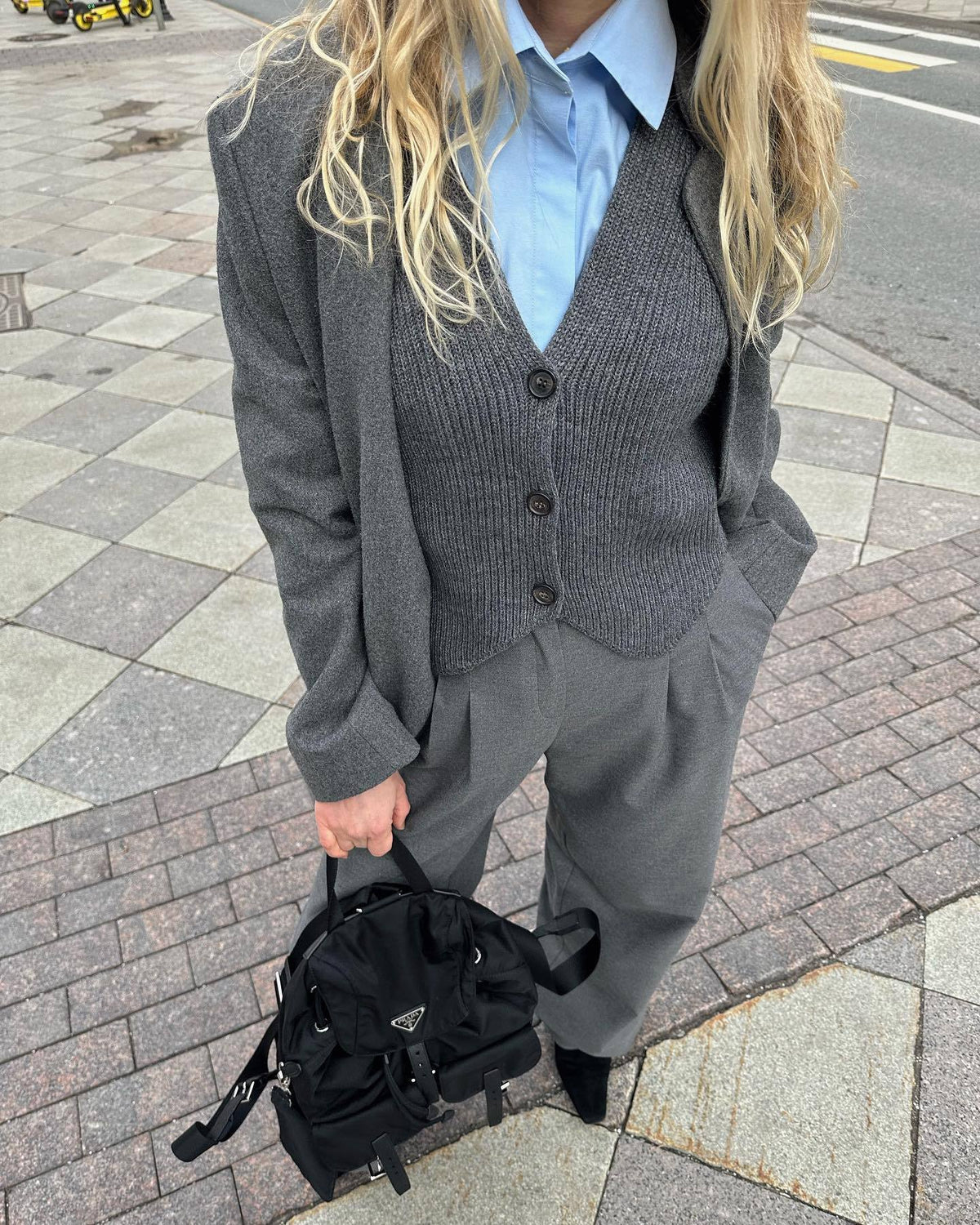 Elegant Business Jacket with Textured Design and Pockets