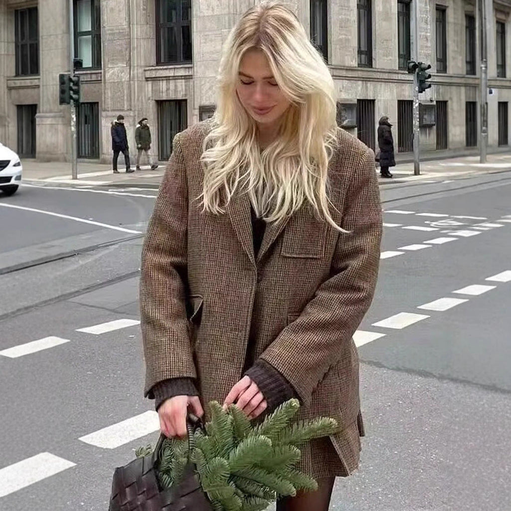 Women's Elegant Plaid Blazer with Modern Cut and Practical Pockets
