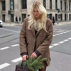 Women's Elegant Plaid Blazer with Modern Cut and Practical Pockets
