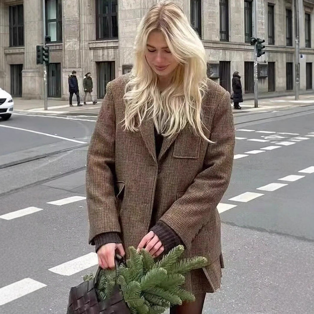 Women's Elegant Plaid Blazer with Modern Cut and Practical Pockets