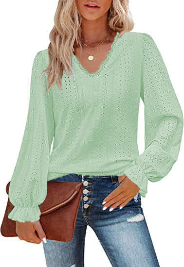 Women's Blouse with Romantic Cut and Detailed Embroidery