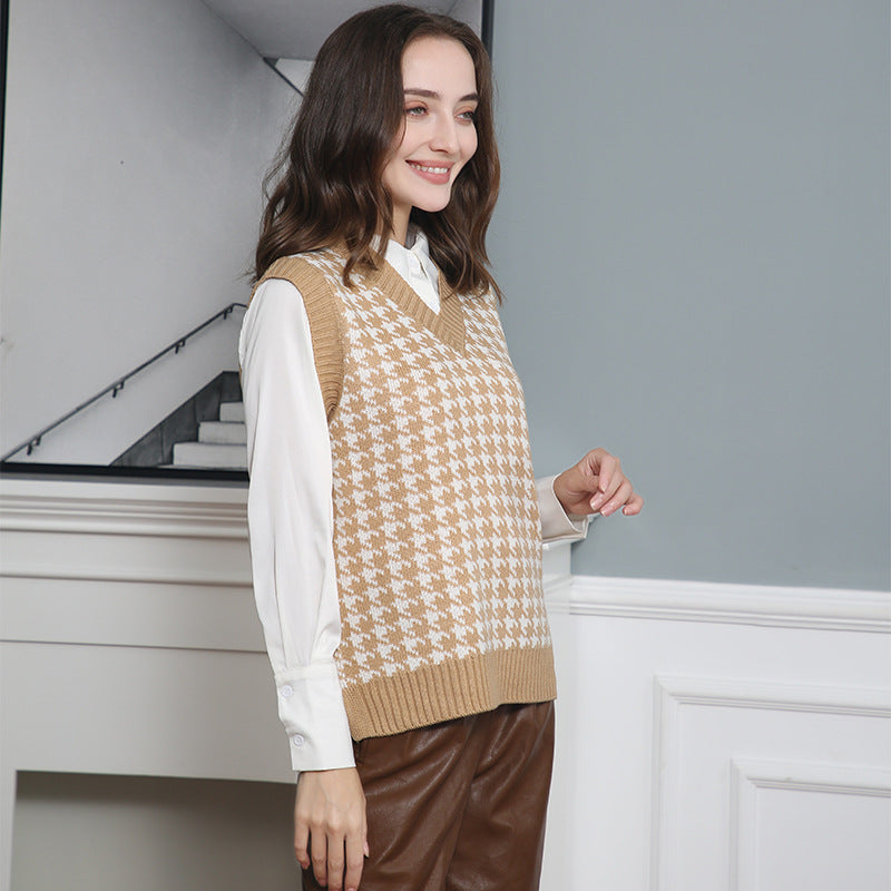 Women's Sleeveless Knit Vest with Modern Houndstooth Pattern