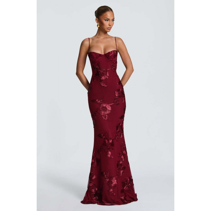 Elegant Evening Dress with Floral Lace and Form-Fitting Cut