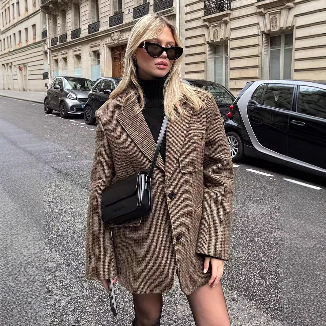 Women's Elegant Plaid Blazer with Modern Cut and Practical Pockets