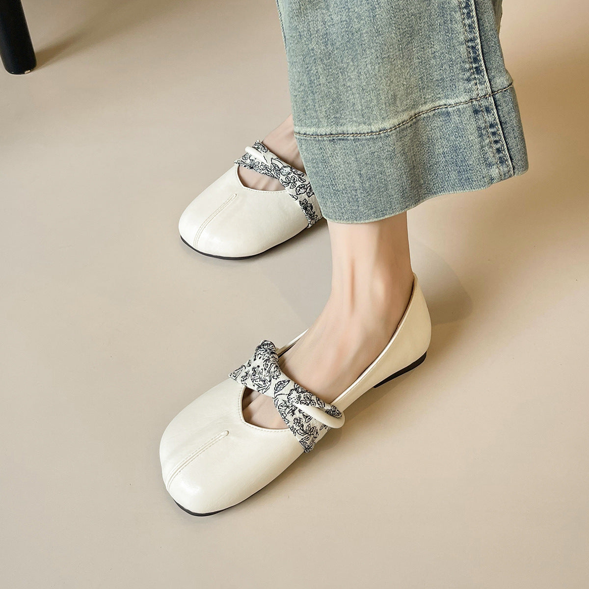 Women's Ballet Flats with Floral Strap and Comfortable Sole