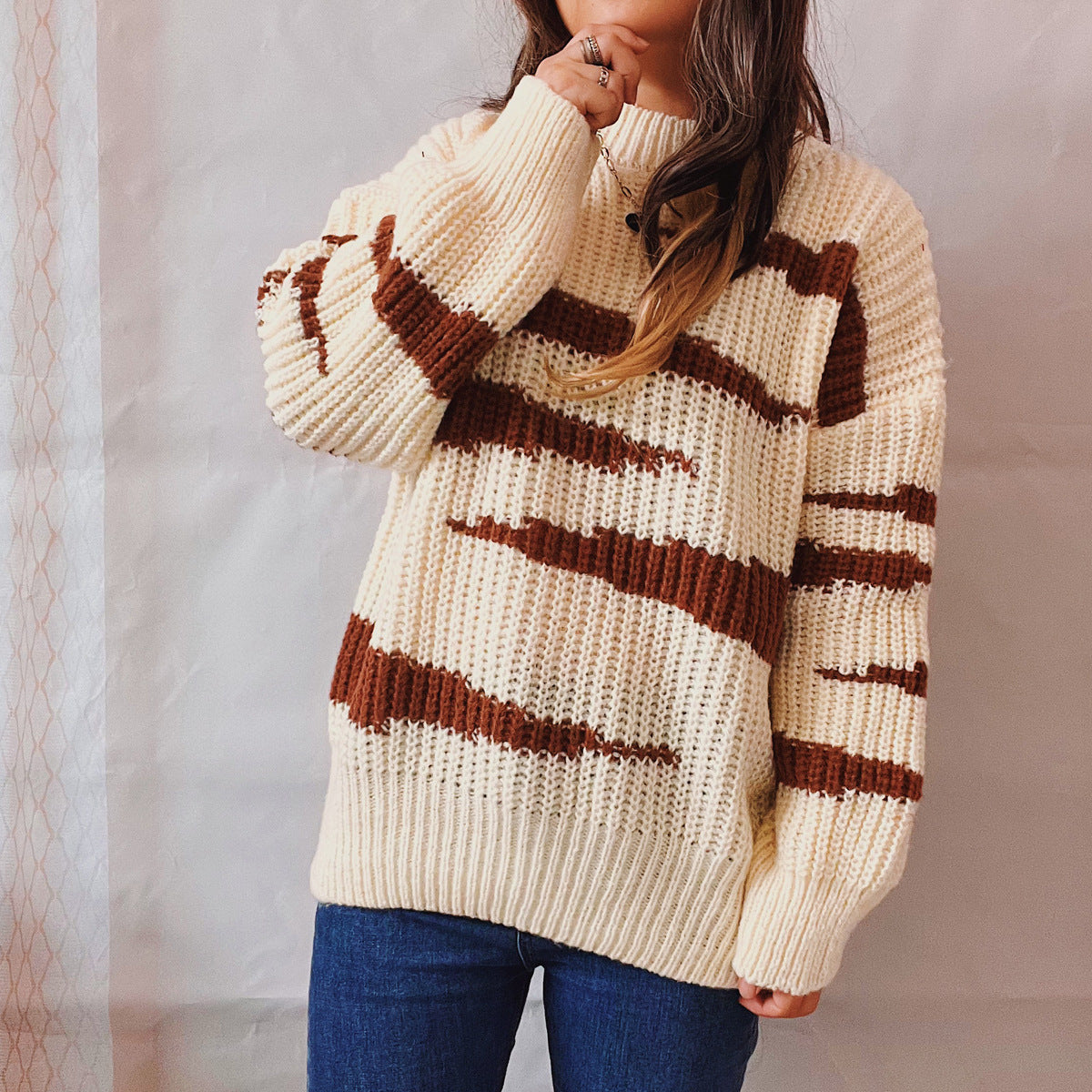 Women's Chunky Knit Sweater with Luxurious Pattern and Form-Fitting Cut