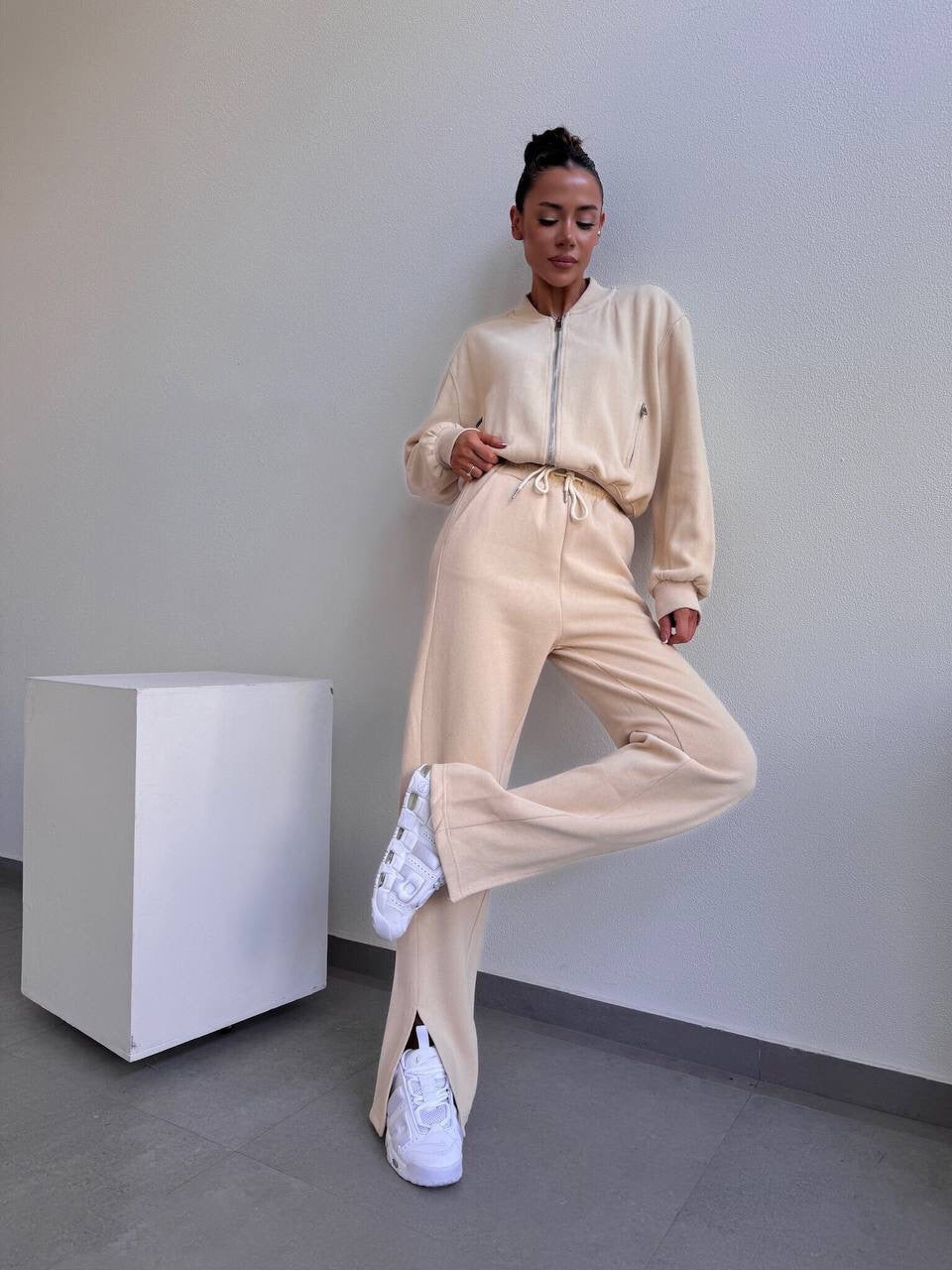 Women’s loungewear set with short zip jacket and high-waisted jogging pants with side split