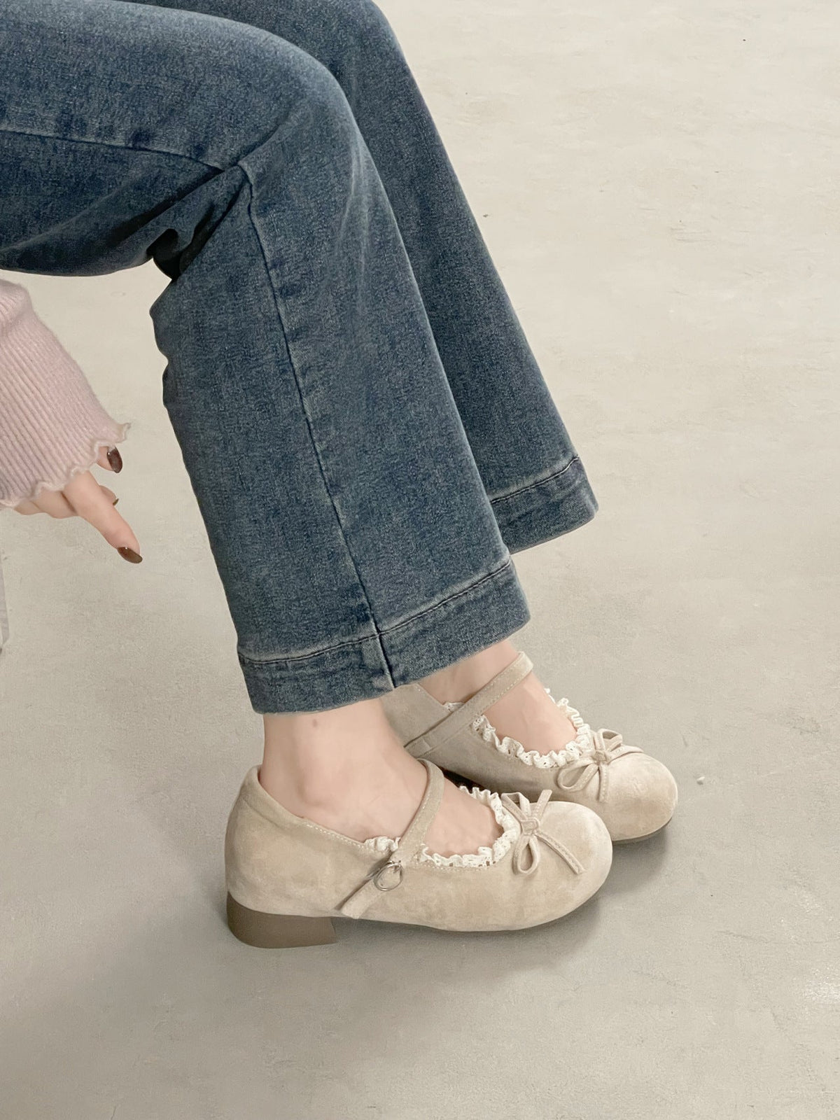 Women's ballet flats with elegant ruffled edge and practical strap