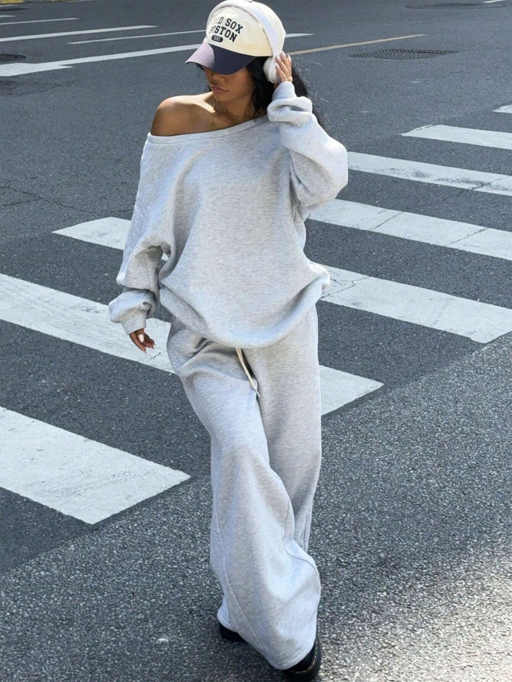 Women's Casual Oversized Sweat Suit with Wide Cut and Breathable Material