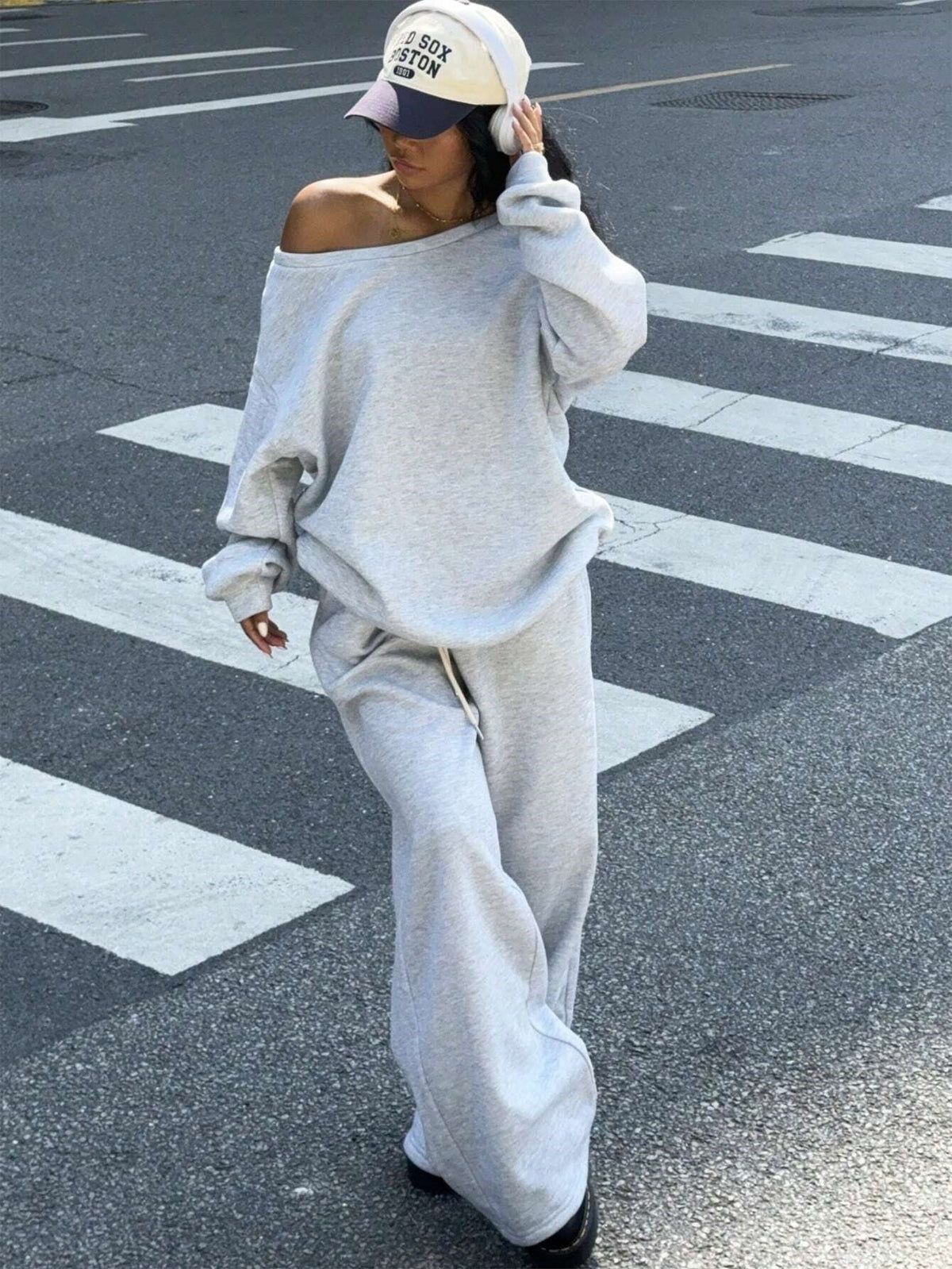Women's Casual Oversized Sweat Suit with Wide Cut and Breathable Material