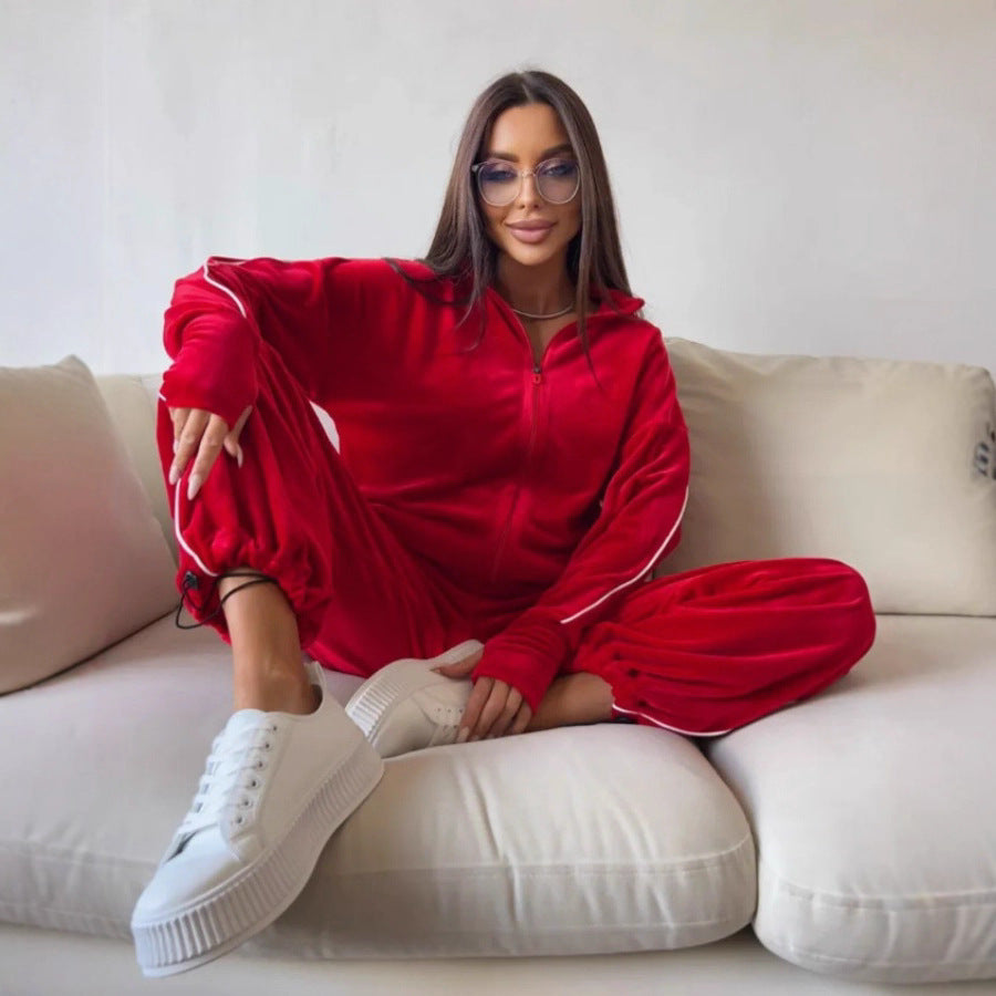 Elegant Velour Loungewear Set in a Sporty Design with Contrasting Stripes