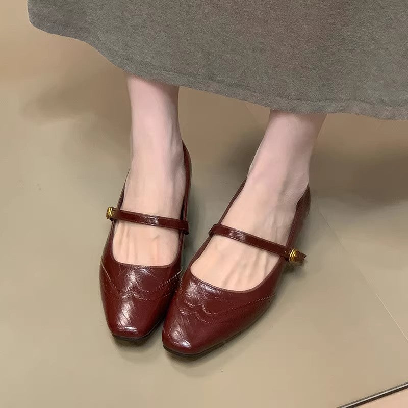Women's Ballet Flats with Elegant Strap and Playful Cut