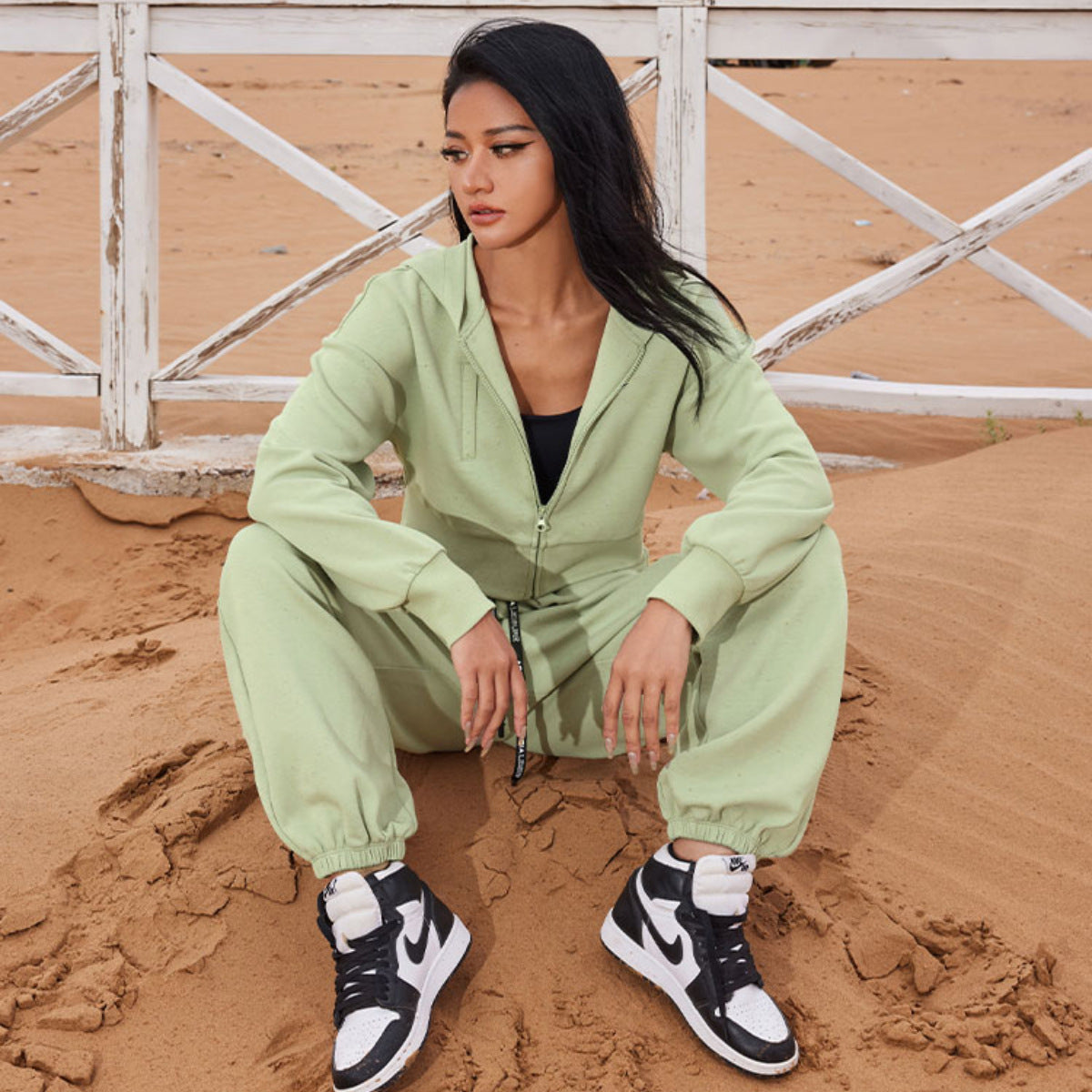 Women's Fashionable Cropped Sweat Set with Practical Pockets and Elastic Waistband