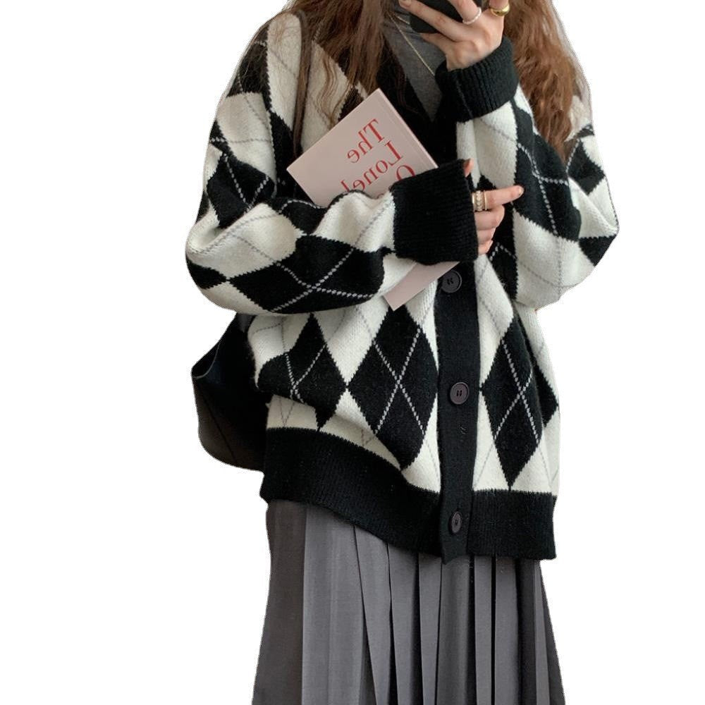 Women's Chunky Knit Cardigan with Diamond Pattern