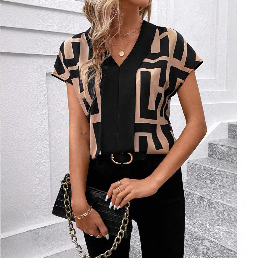 Women's Elegantly Cut Blouse with Modern Graphic Pattern