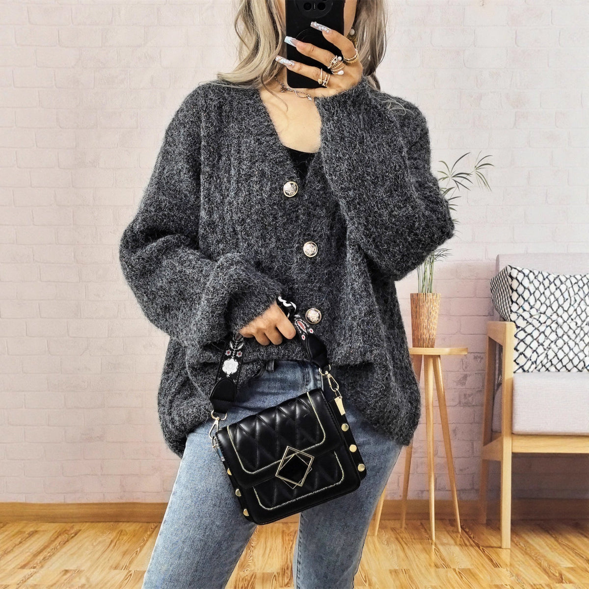 Women's Chunky Knit Cardigan with Fashionable Buttons and Relaxed Fit