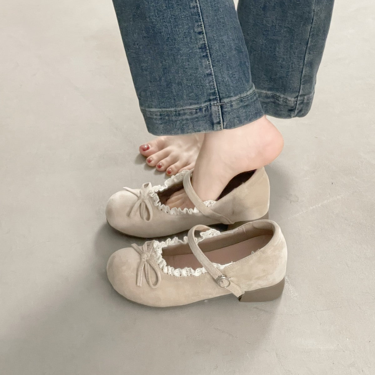 Women's ballet flats with elegant ruffled edge and practical strap