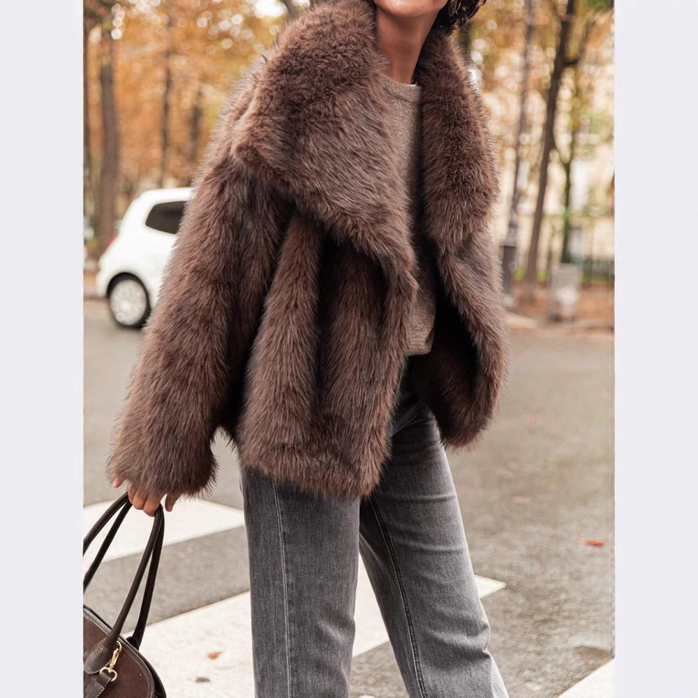Women's Elegant Faux Fur Coat with Voluminous Collar