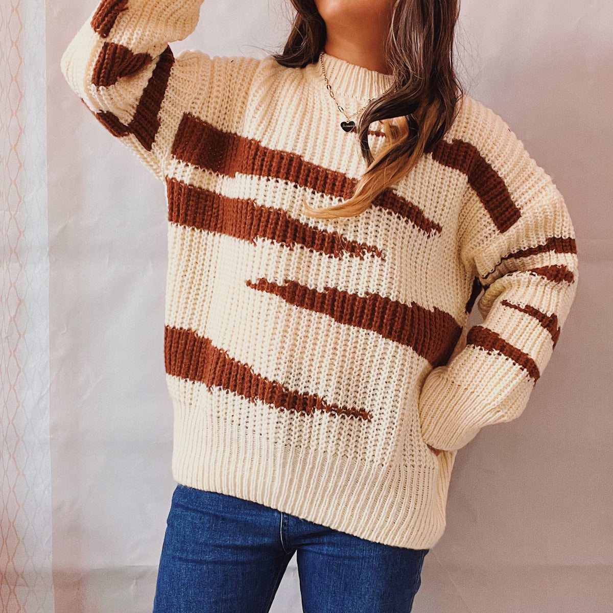 Women's Chunky Knit Sweater with Luxurious Pattern and Form-Fitting Cut