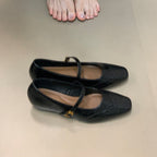 Women's Ballet Flats with Elegant Strap and Playful Cut