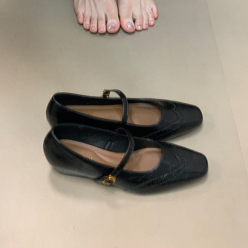 Women's Ballet Flats with Elegant Strap and Playful Cut