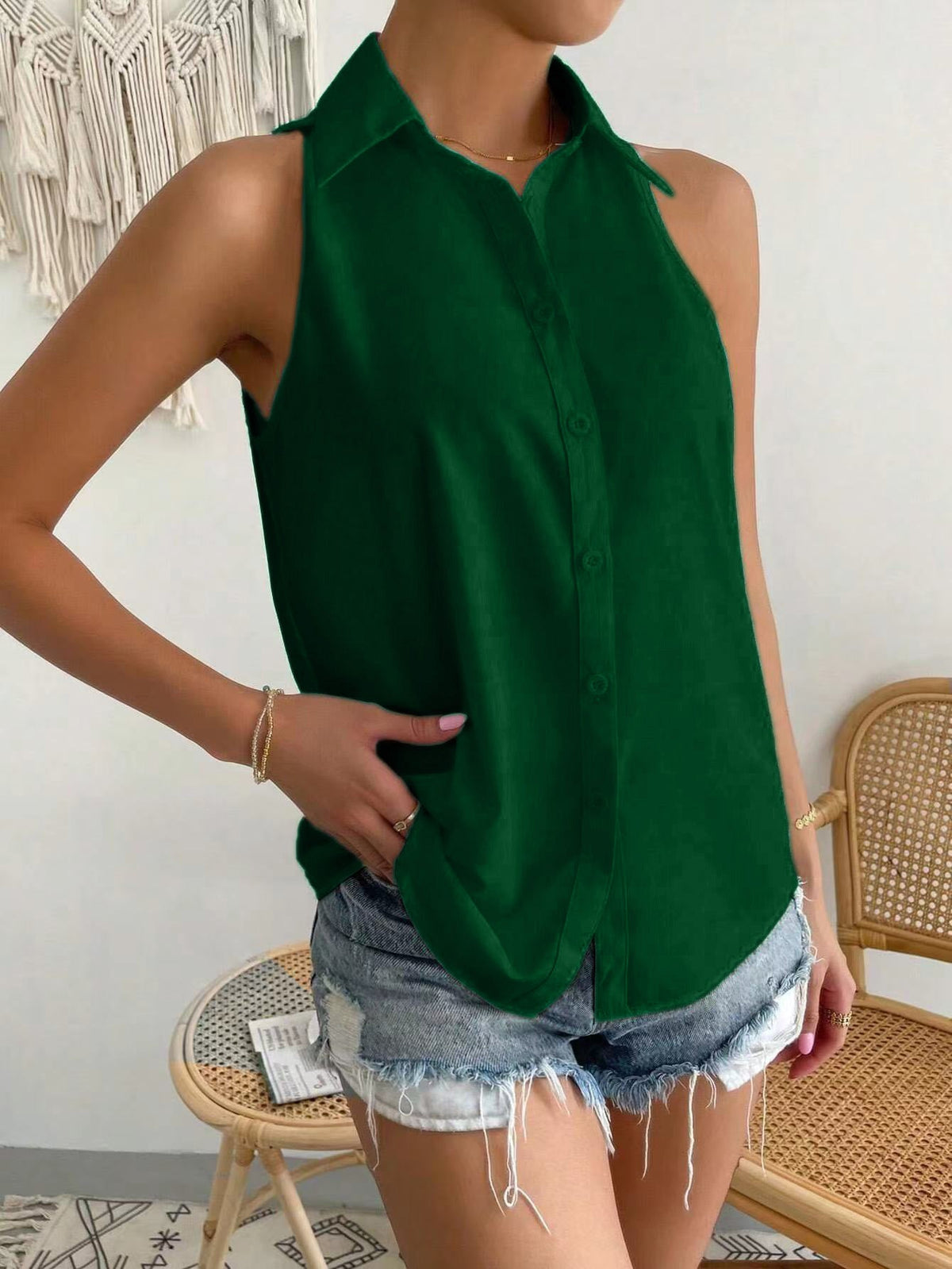 Women's Sleeveless Shirt with Classic Collar