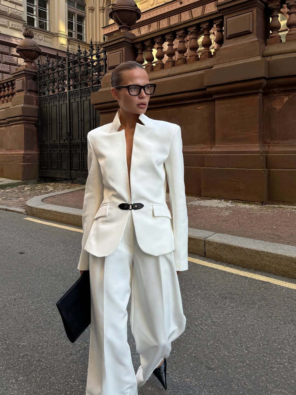 Elegant Blazer with Modern Cut and Unique Details