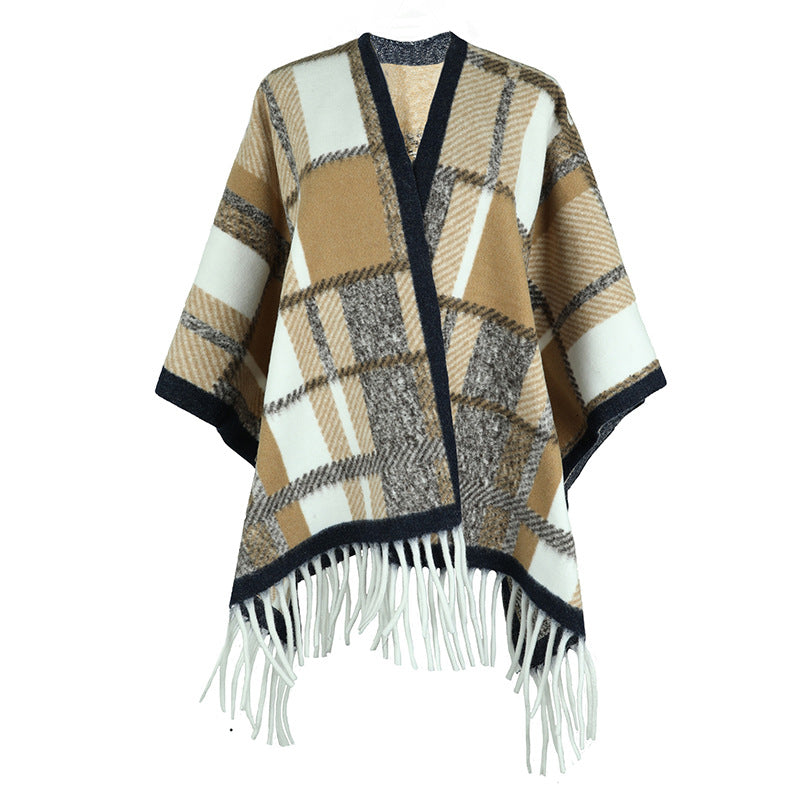 Elegant Poncho with Modern Plaid Pattern and Fringe