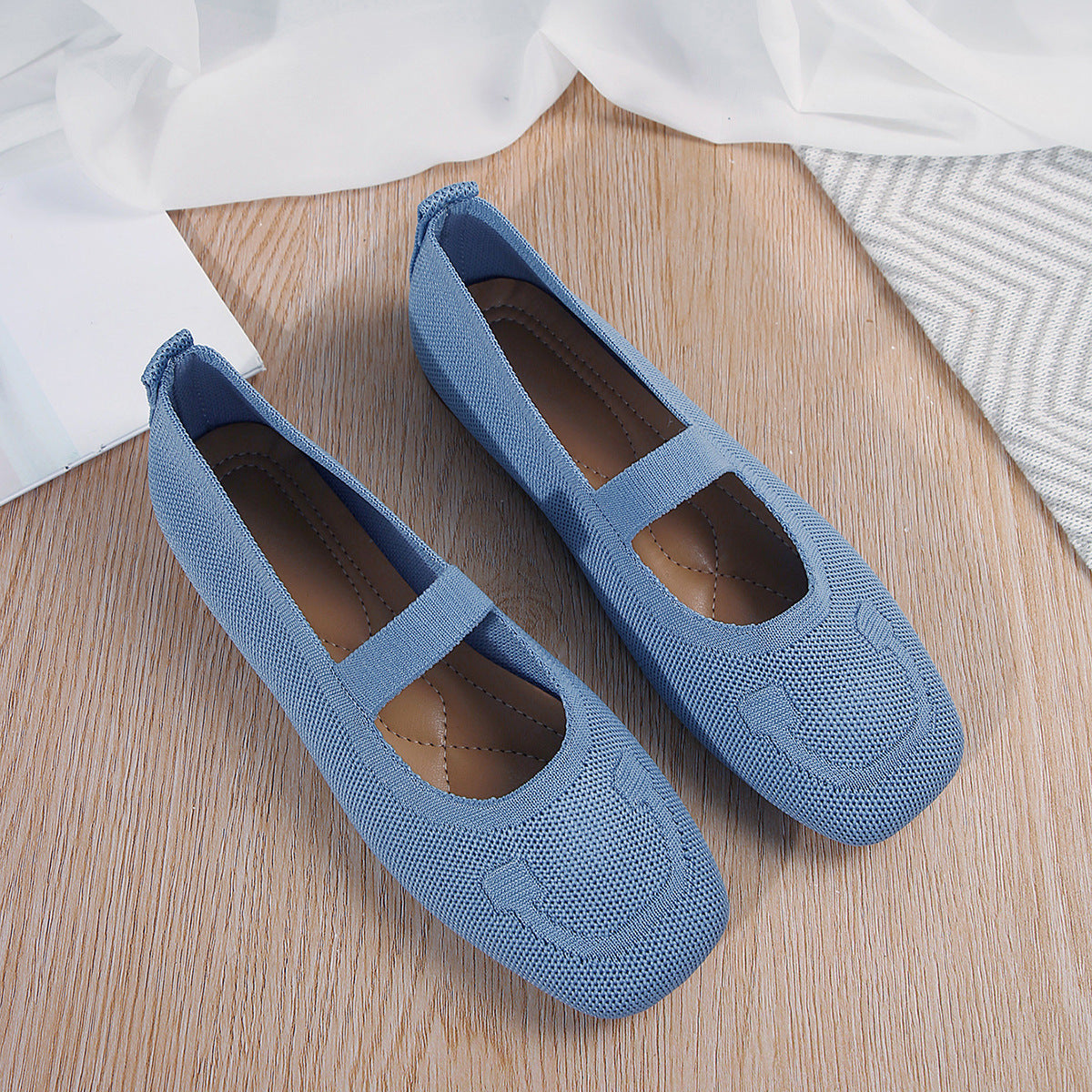 Women's ballet flats with elastic strap and elegant cut