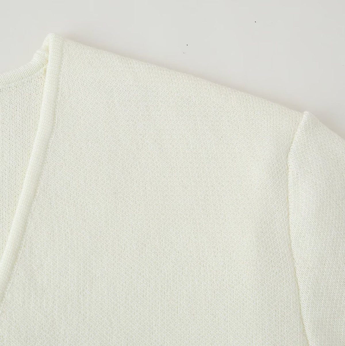 Elegant Jacket with V-Neck and Classic Button