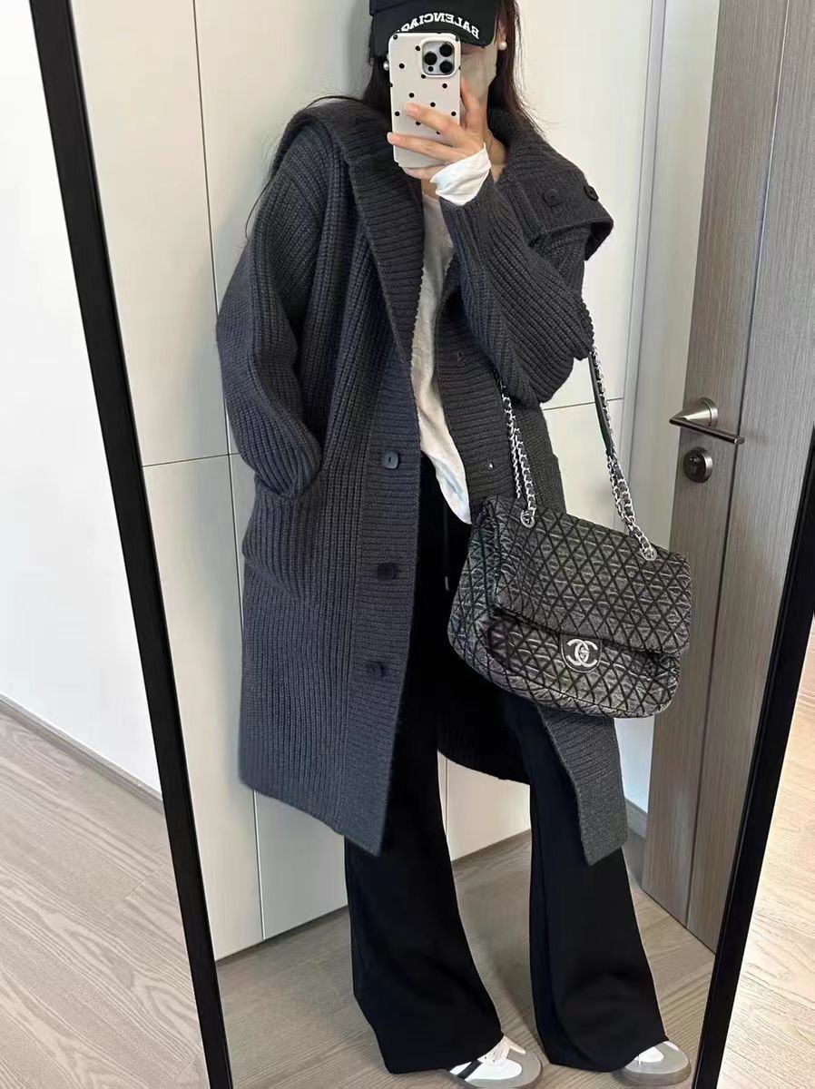 Women's Chunky Knit Cardigan with Voluminous Cut and Decorative Buttons