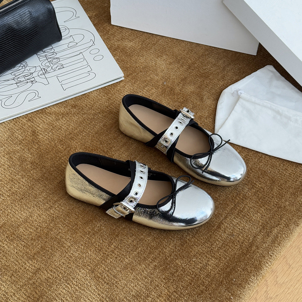Women's ballet flats with decorative strap and shimmering metallic look
