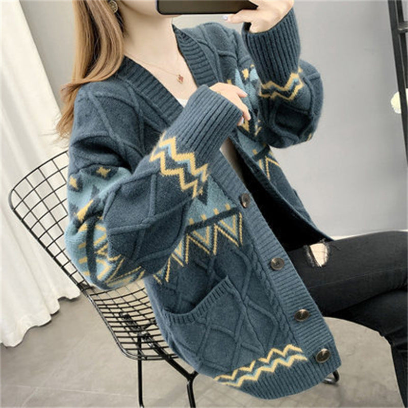 Women's Chunky Knit Cardigan with Pattern and Pockets