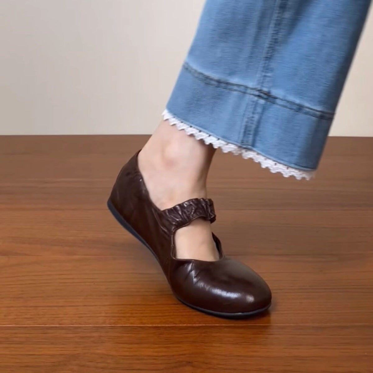 Women's Ballet Flats with Elastic Strap Design and Ergonomic Footbed