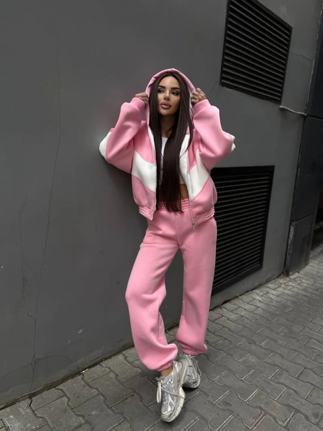 Women's athleisure two-piece made of heavy neoprene fleece with geometric dividing seams and high waist