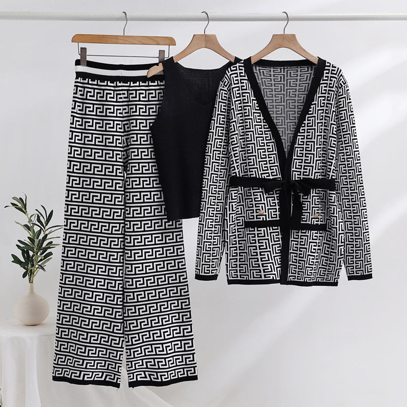 Women's Fashionable and Luxurious Loungewear Set with Elegant Pattern and Pockets