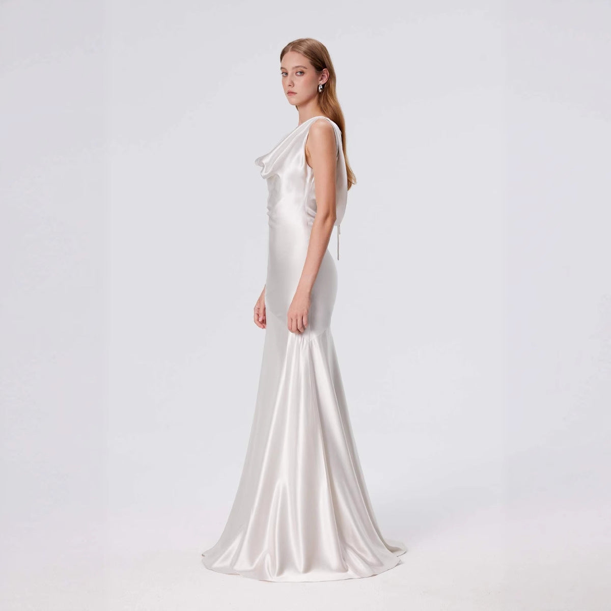 Elegant Evening Dress with Flowing Satin and Refined Neckline