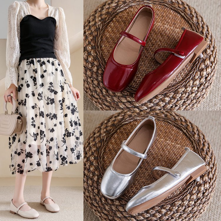 Women's Ballet Flats with Decorative Strap and Comfortable Sole