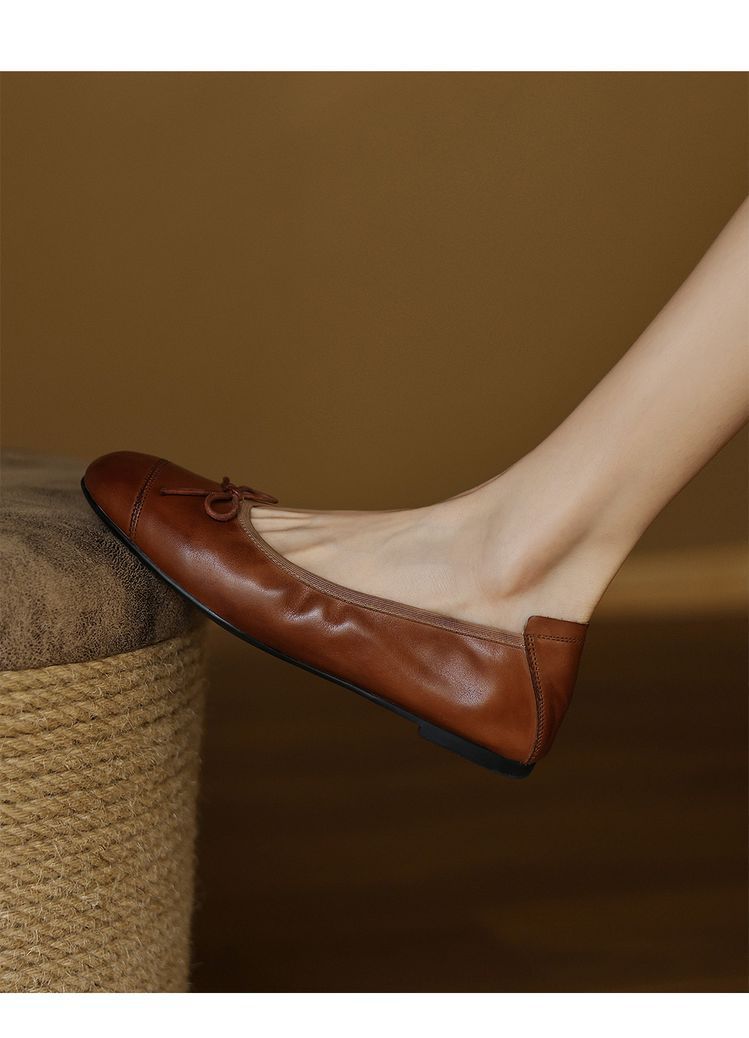 Women's Ballet Flats with Elegant Bow Accent in High-Quality Leather